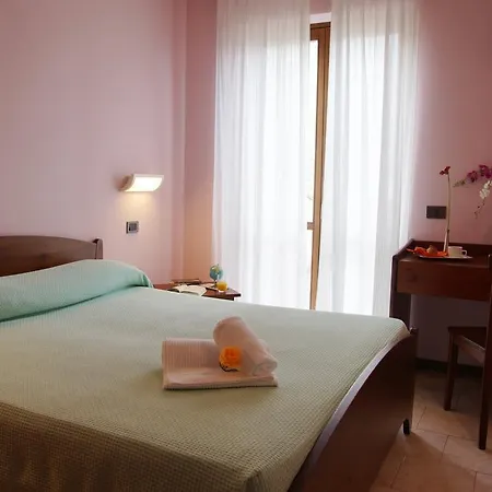 מלון Garni Al Poggio טיניאלה